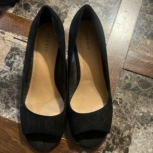 Torrid 11W peep toe heels